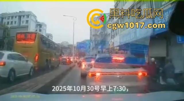 广西柳州市红光大桥发生一起公交车失控事故,多辆车被撞后车体受损,两轮电车驾驶员轻微受伤。-1