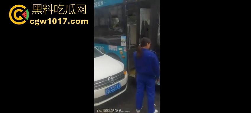 广西柳州市红光大桥发生一起公交车失控事故,多辆车被撞后车体受损,两轮电车驾驶员轻微受伤。-5