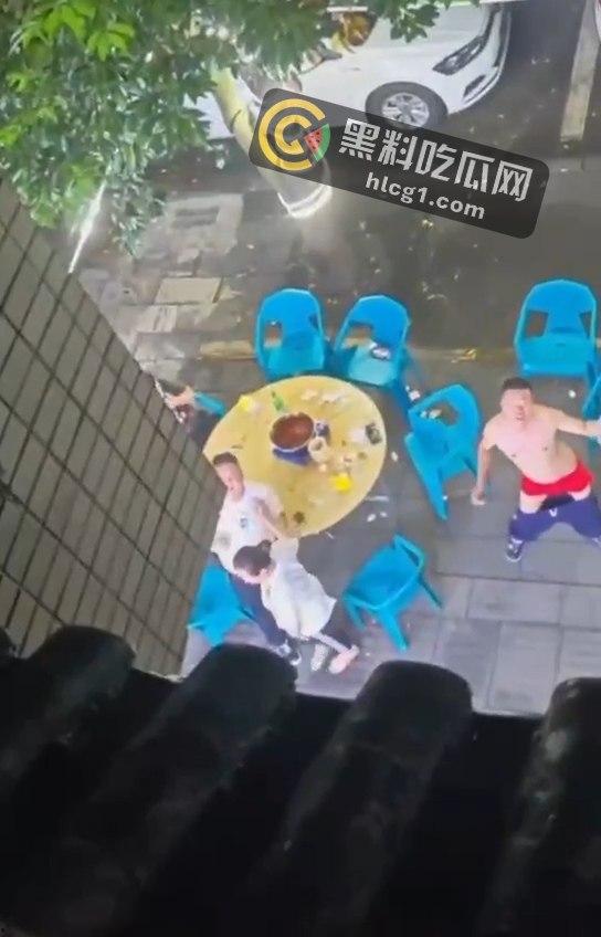 阆中市惊爆深夜闹剧！女子因噪音开窗沟通，遭就餐男不雅挑衅，警方果断出手！-2