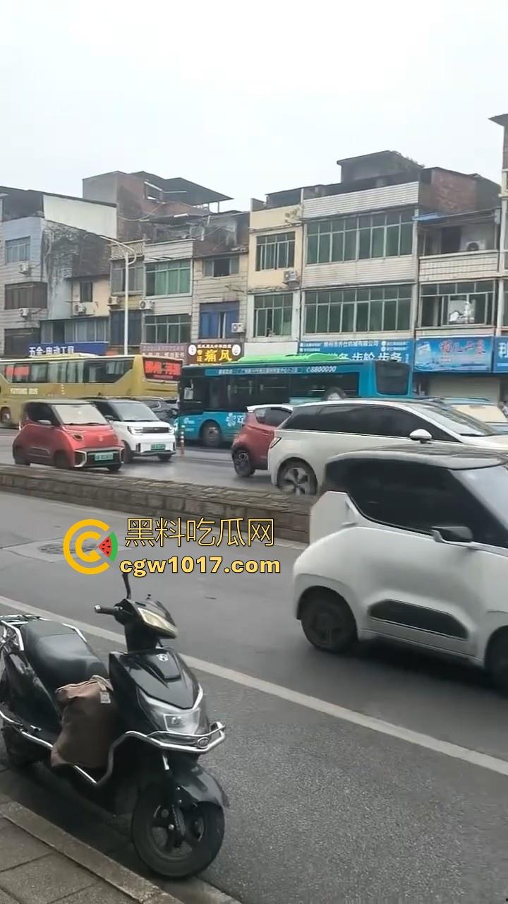 广西柳州市红光大桥发生一起公交车失控事故,多辆车被撞后车体受损,两轮电车驾驶员轻微受伤。-9