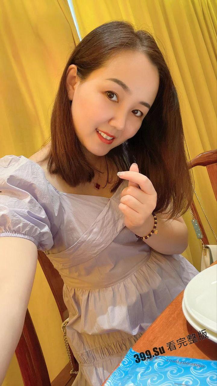 上海南京东路周大福珠宝销售戚薇薇 已婚人妻欲望强 爱给老公带绿帽 被操得满脸通红 怼脸拍摄反差视频被流出-3