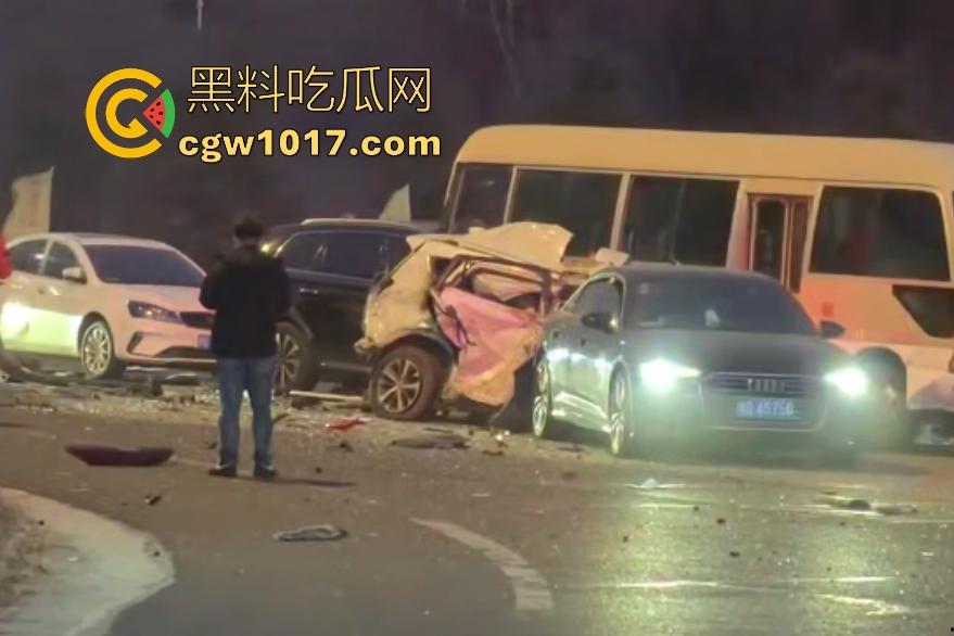 11月20日河北张家口崇礼区重型吊车失控连撞多车,滑雪季雪路结冰使多人受伤,现场就如灾难片!-1