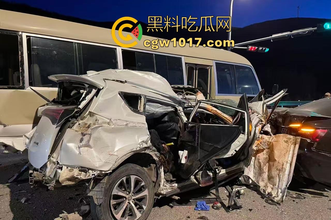 11月20日河北张家口崇礼区重型吊车失控连撞多车,滑雪季雪路结冰使多人受伤,现场就如灾难片!-3