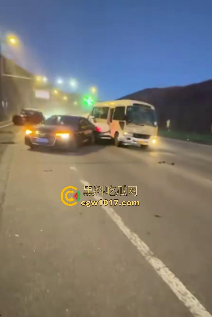 11月20日河北张家口崇礼区重型吊车失控连撞多车,滑雪季雪路结冰使多人受伤,现场就如灾难片!-5