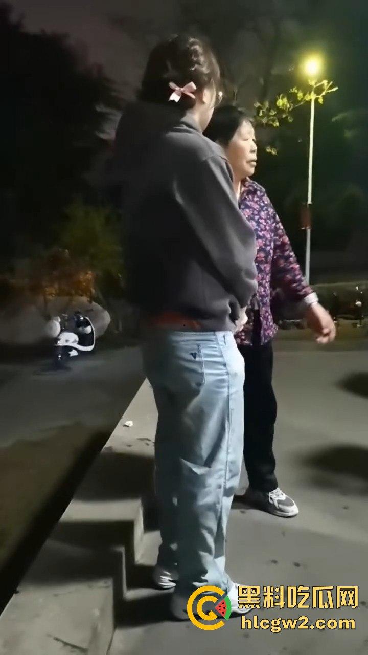 男扮女装闯进学校浴室!一群妹子围观等保安来抓,崩溃妹子以为他是特殊癖好,结果直接拍了她一张!-2