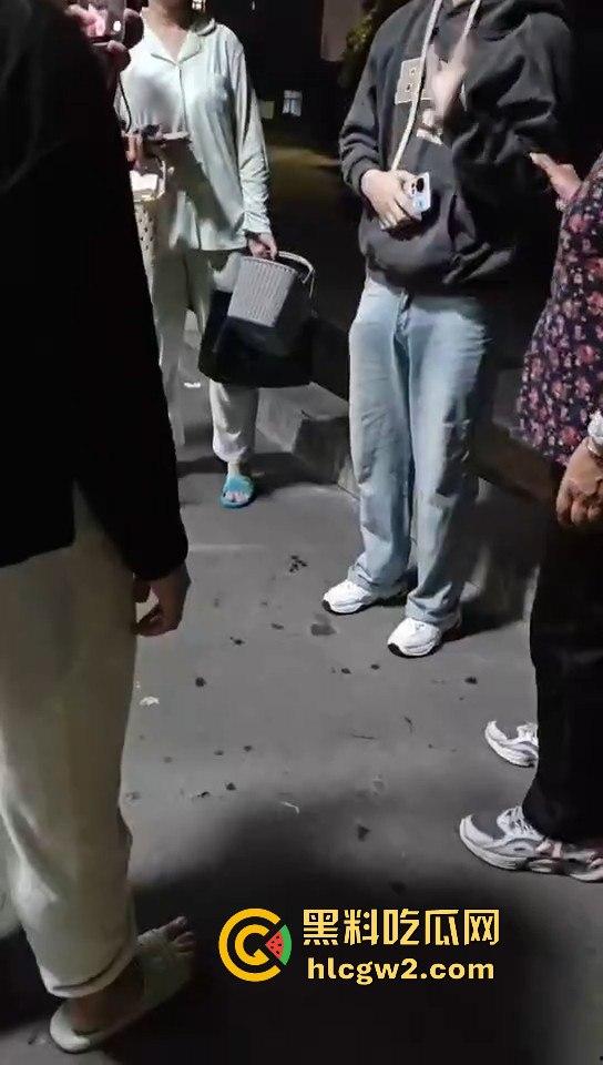 男扮女装闯进学校浴室!一群妹子围观等保安来抓,崩溃妹子以为他是特殊癖好,结果直接拍了她一张!-4