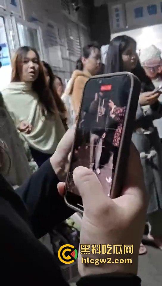 男扮女装闯进学校浴室!一群妹子围观等保安来抓,崩溃妹子以为他是特殊癖好,结果直接拍了她一张!-8