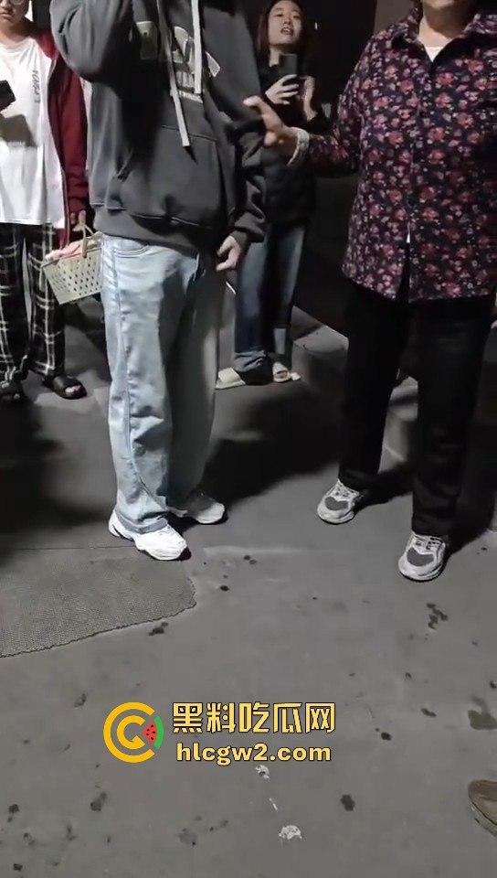 男扮女装闯进学校浴室!一群妹子围观等保安来抓,崩溃妹子以为他是特殊癖好,结果直接拍了她一张!-10