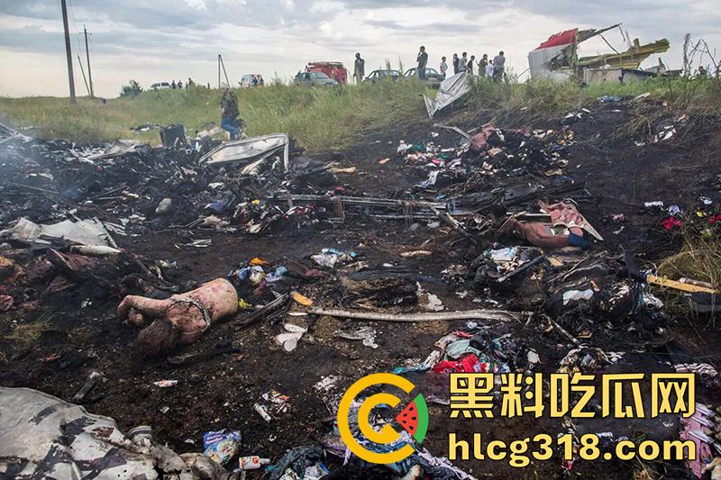 暗网流出尸海现场！马航MH17空难，遍地尸骸裸体女尸触目惊心，航空公司内部罕见画面胆小勿入！-2