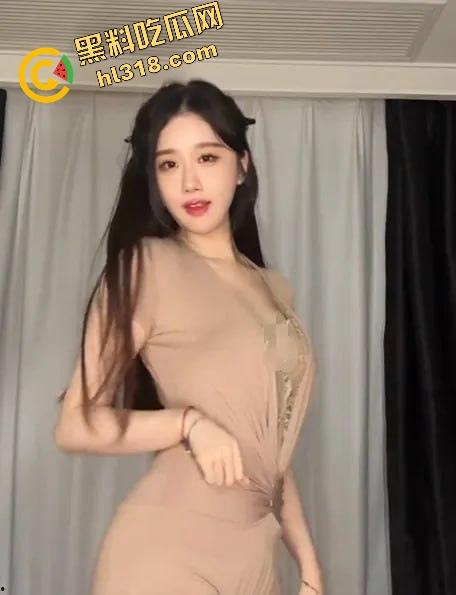 虎牙真神『轩子巨2兔』回归首秀自曝原装身材怒怼科技脸,直播剖析翘臀秘密找对象就得选纯天然!-6