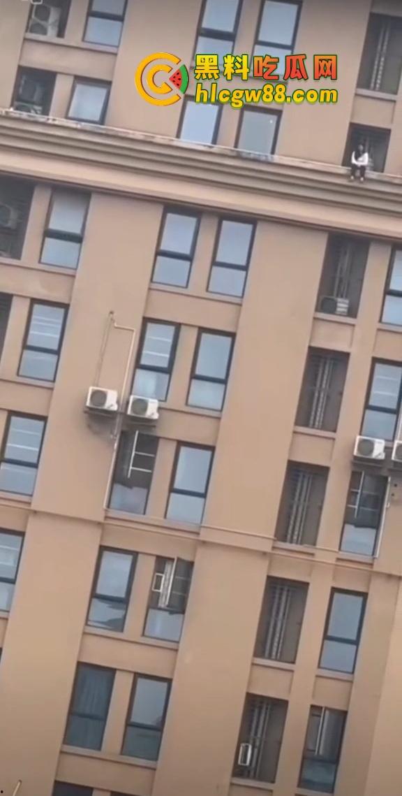 辽宁小孩恋爱被家人阻止，一气之下酒店跳楼，年纪轻轻大把恋爱还没谈就结束了，雪王卖柠檬水无辜躺枪！-7