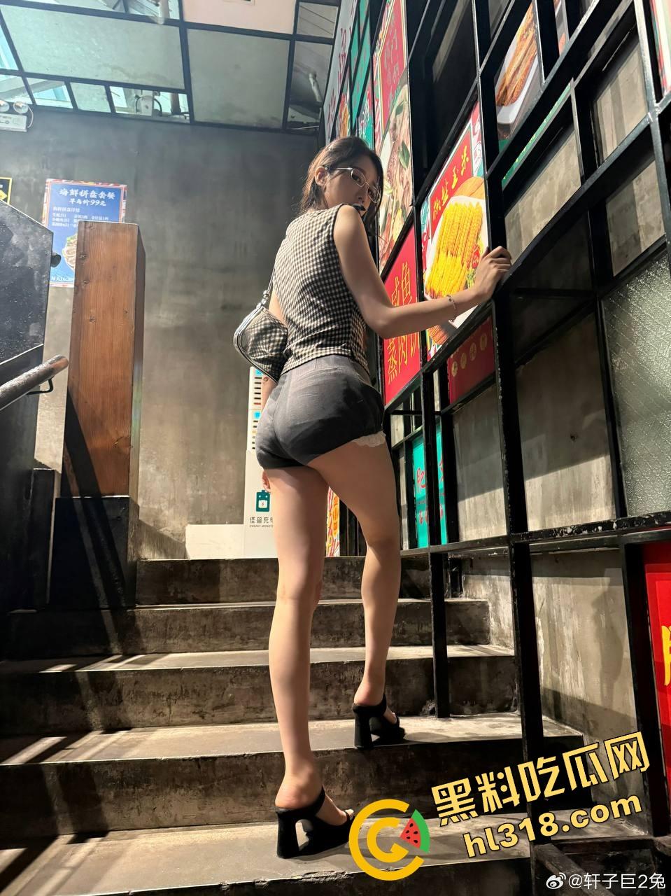 虎牙真神『轩子巨2兔』回归首秀自曝原装身材怒怼科技脸,直播剖析翘臀秘密找对象就得选纯天然!-16