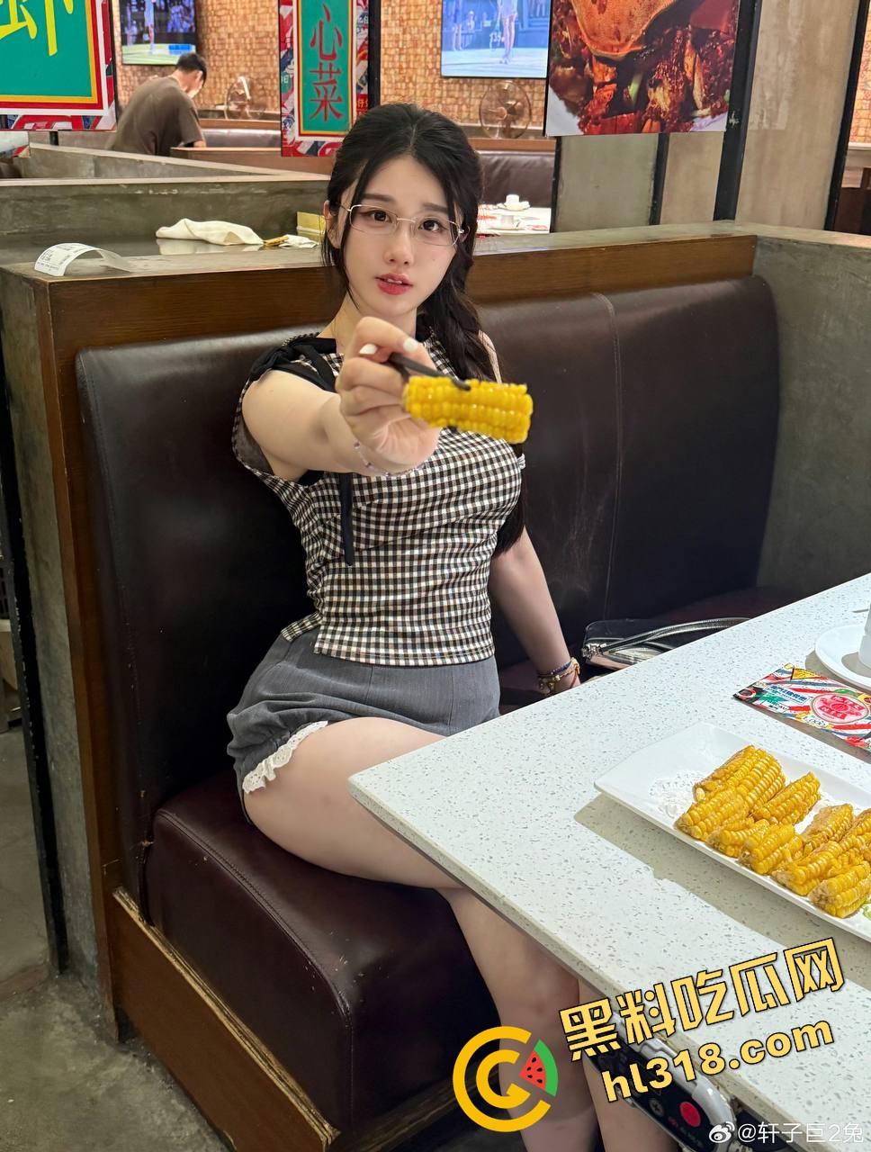 虎牙真神『轩子巨2兔』回归首秀自曝原装身材怒怼科技脸,直播剖析翘臀秘密找对象就得选纯天然!-18