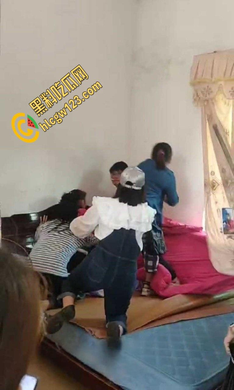 小伙嫖大妈被抓现行，大妈儿子叫来全村人暴打，小伙挺讲义气将大妈死死护在身下-7