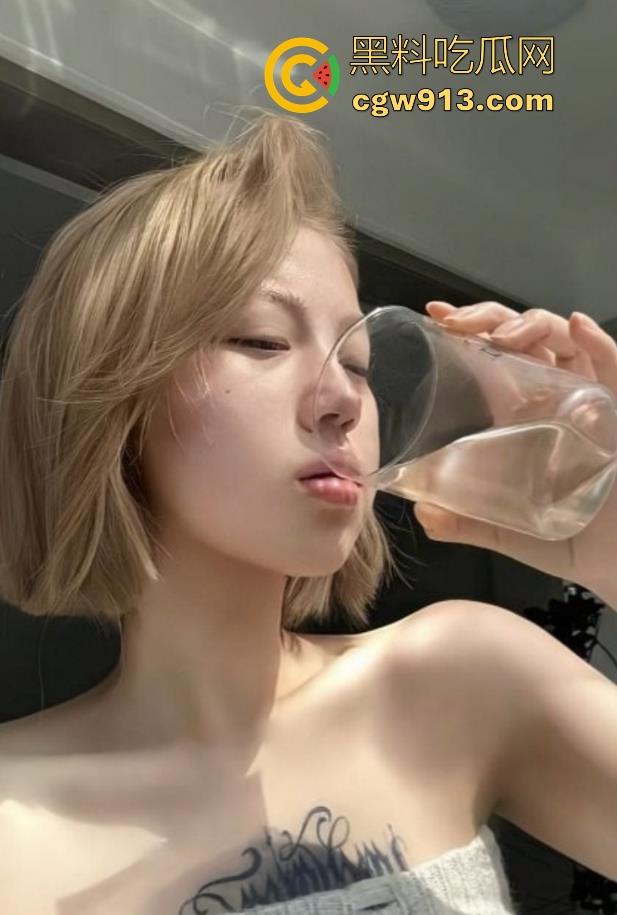 上海大学清纯女神【刘薇薇】被金主在酒店狂干视频曝光，性感黑丝蜜桃翘臀，无套后入猛插，翘臀被拍打的通红！-7