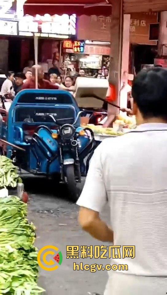 广东菜市场两个加起来100岁的大爷大妈打得不亦乐乎!年纪不小了火气还挺大!-2