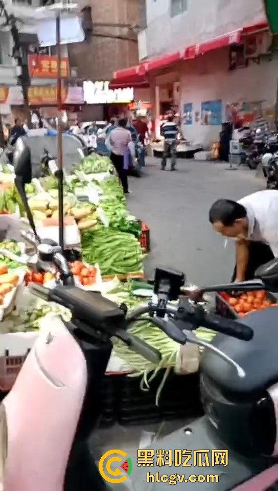 广东菜市场两个加起来100岁的大爷大妈打得不亦乐乎!年纪不小了火气还挺大!-3