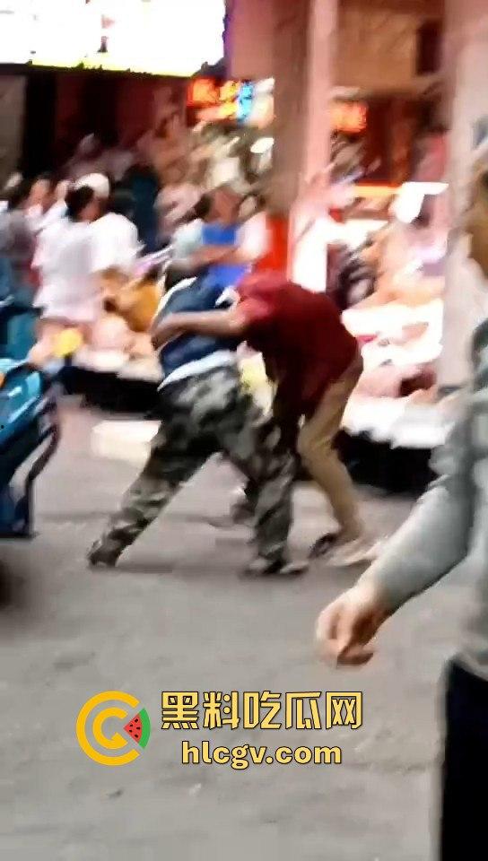 广东菜市场两个加起来100岁的大爷大妈打得不亦乐乎!年纪不小了火气还挺大!-4