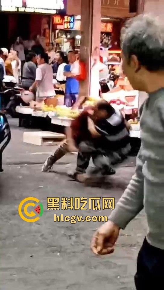 广东菜市场两个加起来100岁的大爷大妈打得不亦乐乎!年纪不小了火气还挺大!-5