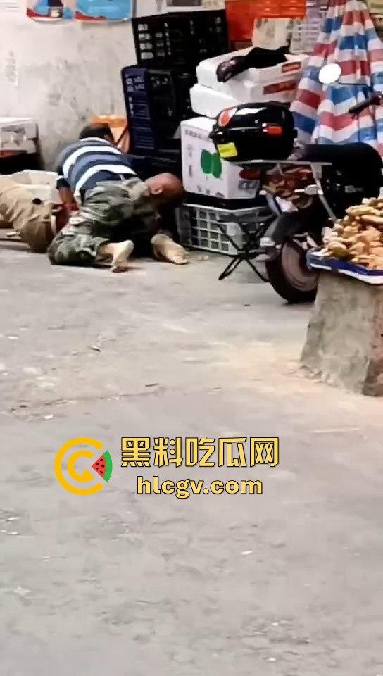 广东菜市场两个加起来100岁的大爷大妈打得不亦乐乎!年纪不小了火气还挺大!-8