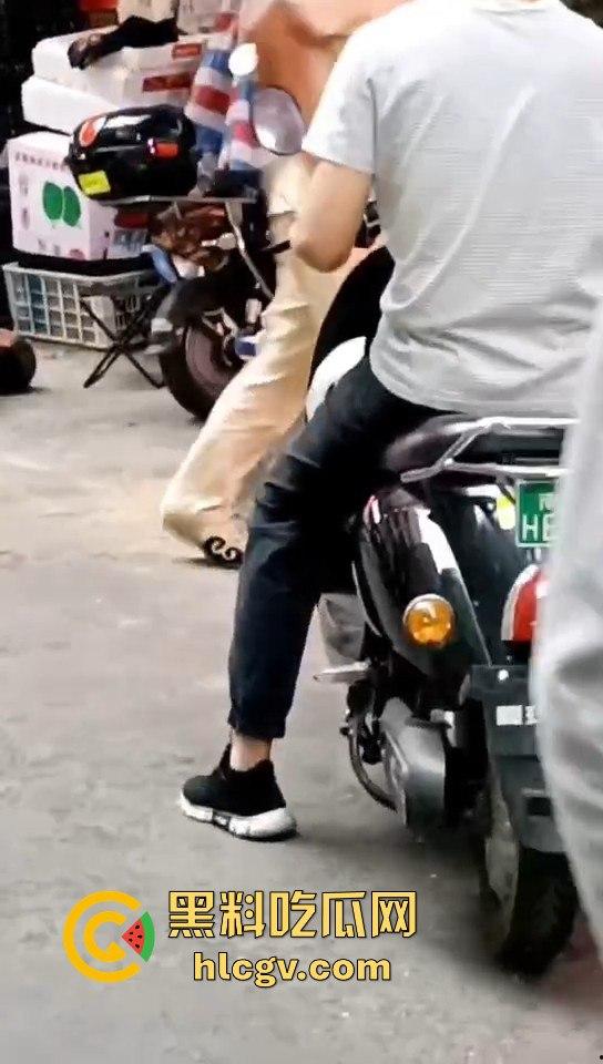 广东菜市场两个加起来100岁的大爷大妈打得不亦乐乎!年纪不小了火气还挺大!-9