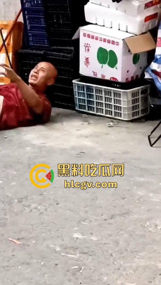 广东菜市场两个加起来100岁的大爷大妈打得不亦乐乎!年纪不小了火气还挺大!-10