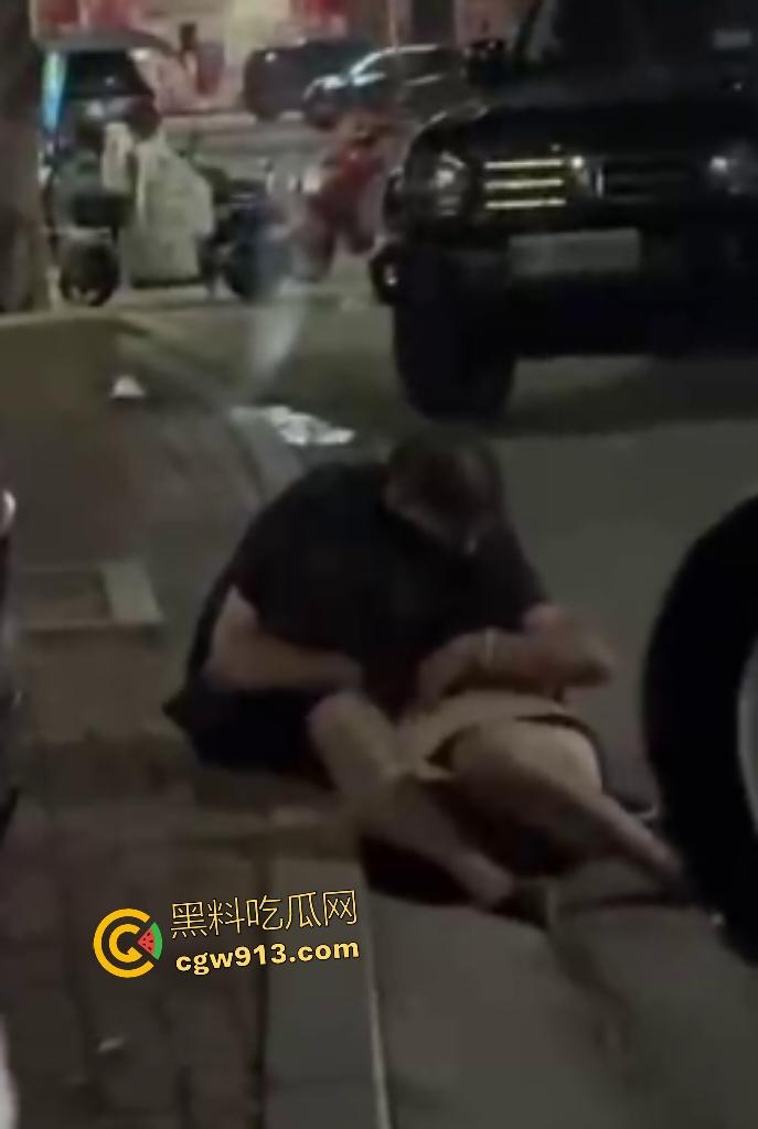 夜晚老头当街捡尸醉酒女,假装好心人,实则手早已摸奶猥亵,醉酒女孩浑然不知,就差脱裤操逼了!-4