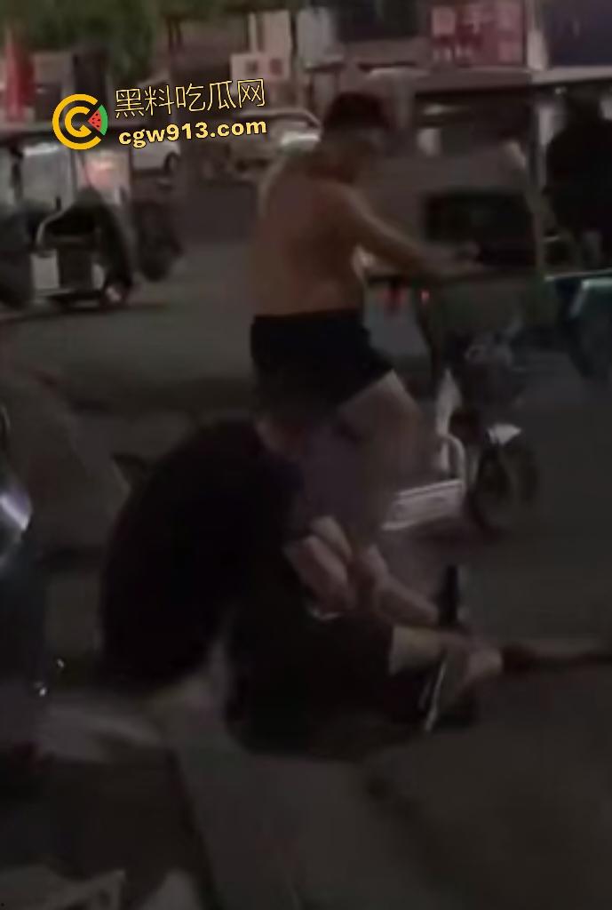 夜晚老头当街捡尸醉酒女,假装好心人,实则手早已摸奶猥亵,醉酒女孩浑然不知,就差脱裤操逼了!-5