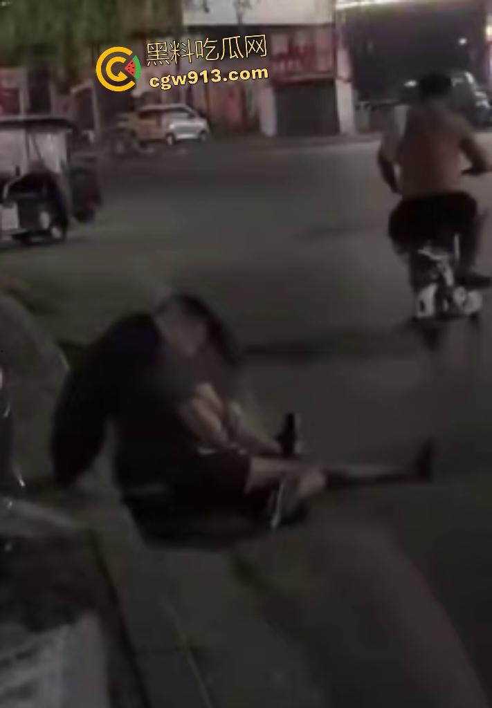 夜晚老头当街捡尸醉酒女,假装好心人,实则手早已摸奶猥亵,醉酒女孩浑然不知,就差脱裤操逼了!-6