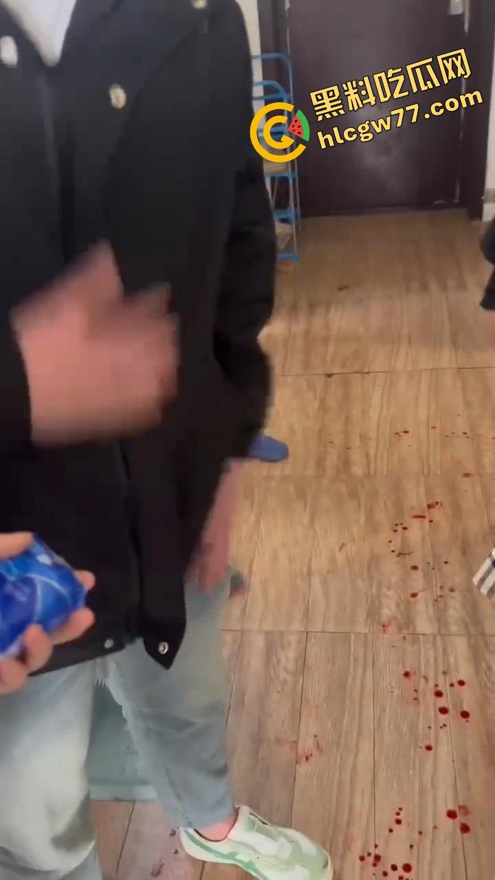 抖音婊【王幼宁】带精神姐妹团持刀狂殴女同学，边打边笑像疯狗，青楼绿茶本性曝光！-9
