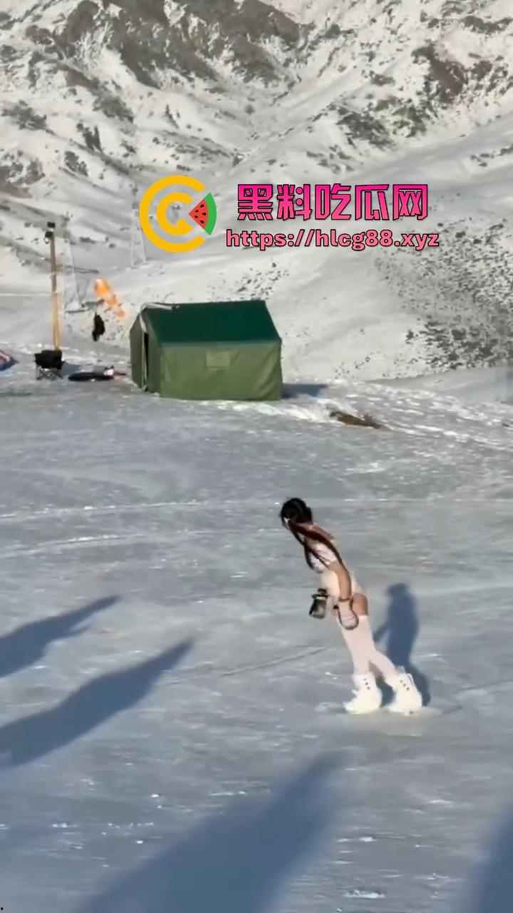 新疆阿勒泰滑雪场福利姬比基尼滑雪，奶腩抖臀浪成冰，福利婊变雪地鸡，胖次冻逼要风度不要命！-8