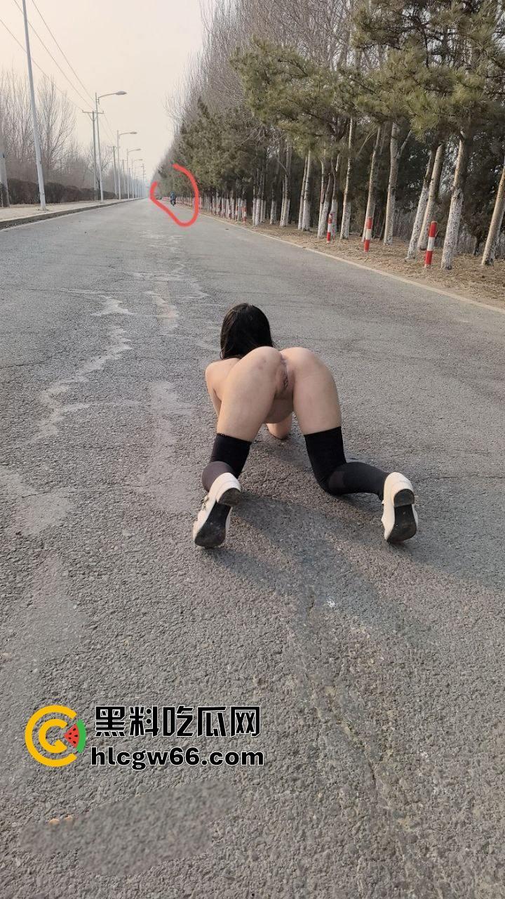 河北女大学生【孙可心】被金主爸爸保养随意玩弄，充分暴露m本性，人前露出，鞭子调教！-9