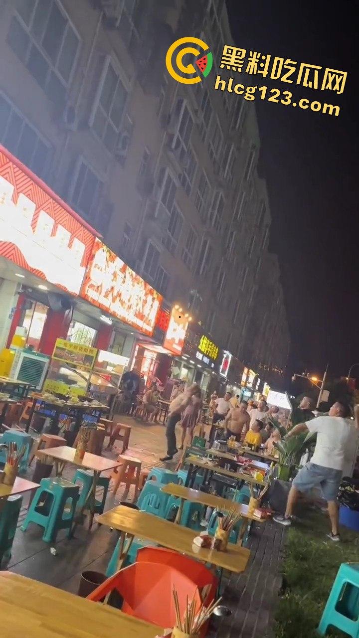 四川成都,路边吃个烧烤都要给被泼！正义大哥直接反击！-5