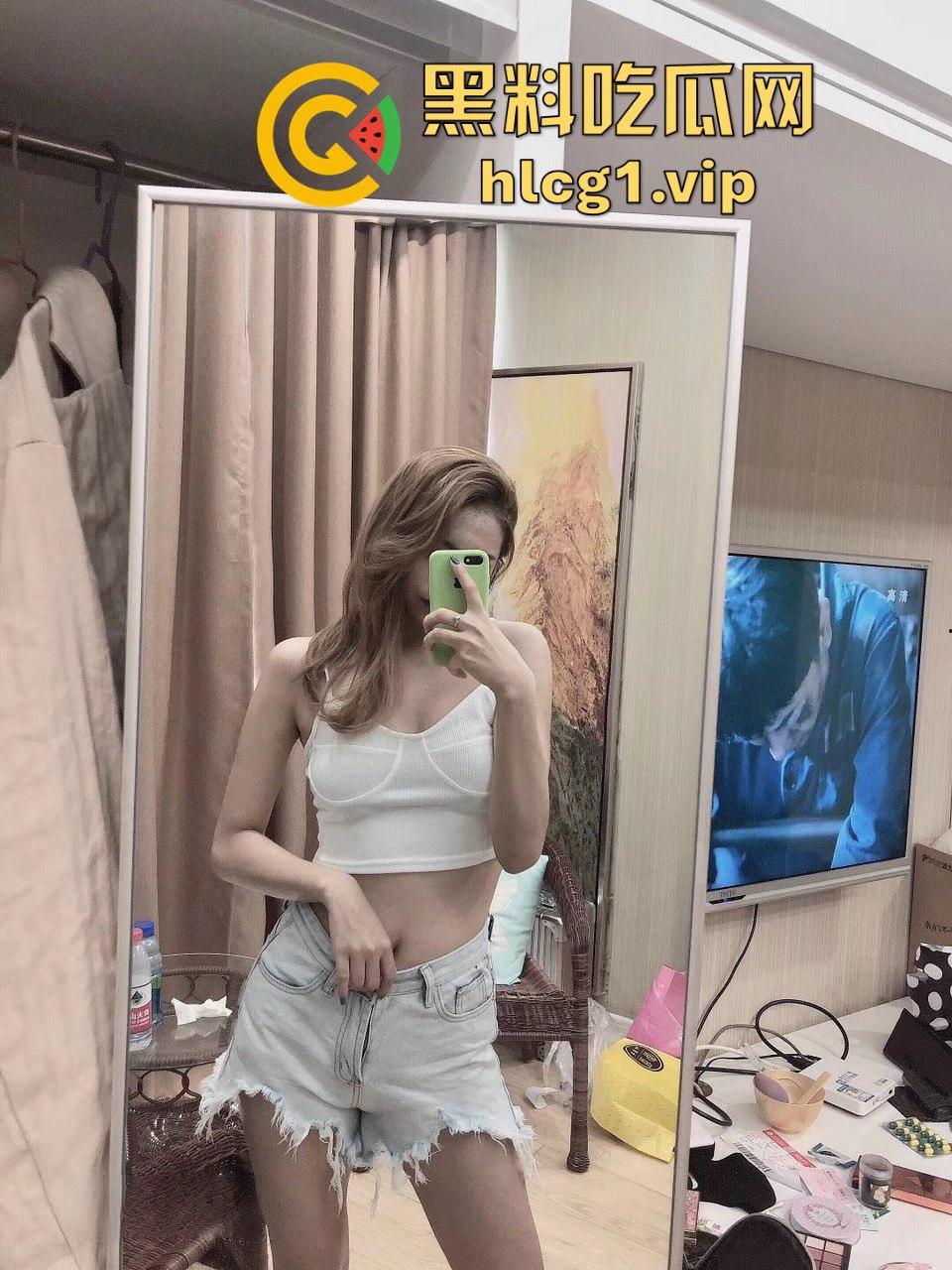 独家泄密!网红模特私密做爱自拍曝光:激情时刻全程录下,口爆、骑乘、疯狂吸吮让人目不转睛!-1