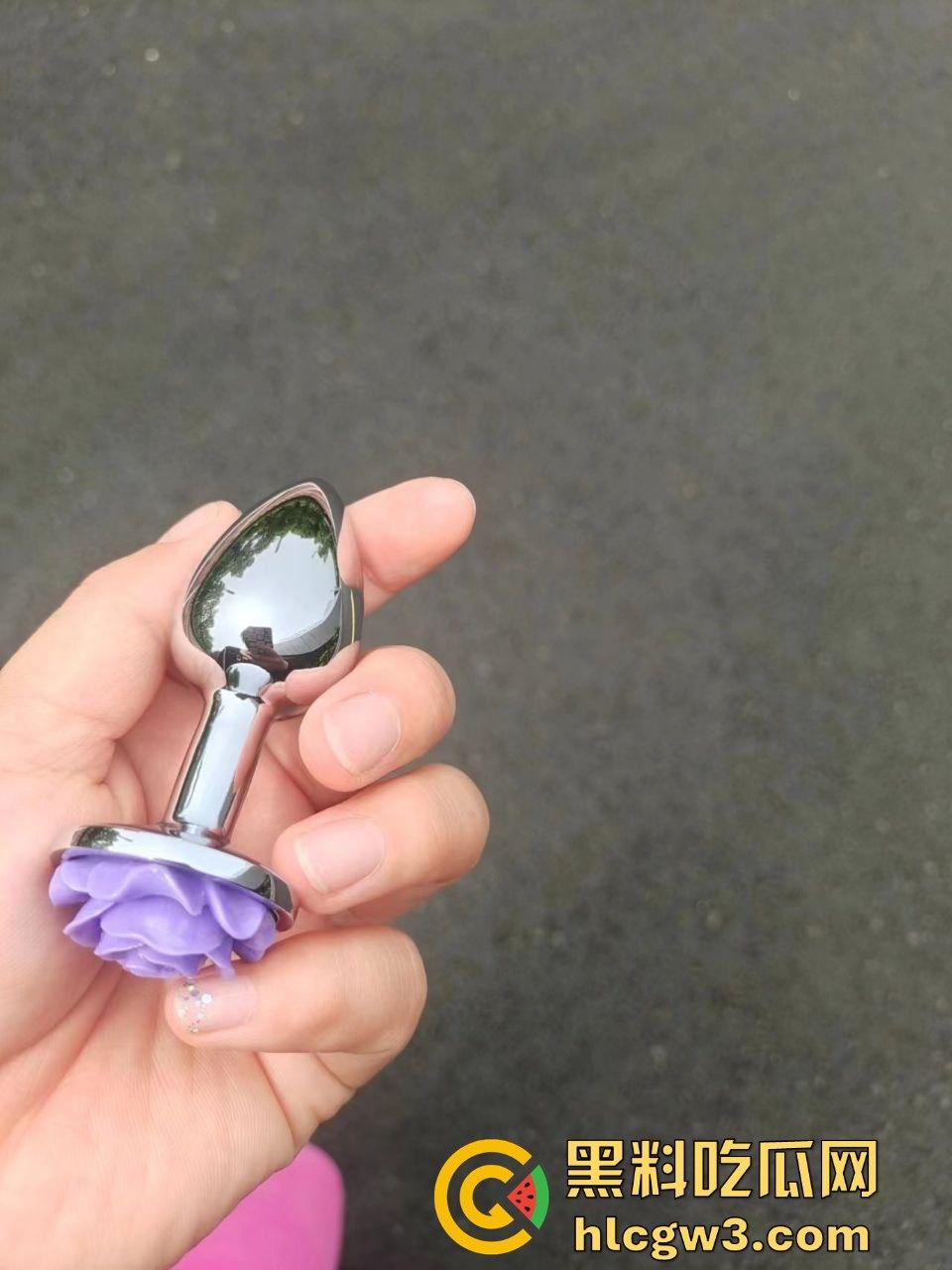 大奶淫妻『又又』不愧是石家庄第一骚 大白天公园拍视频 漏奶吓得大爷连人带收音机跑路，大爷脑袋直接宕机！-12