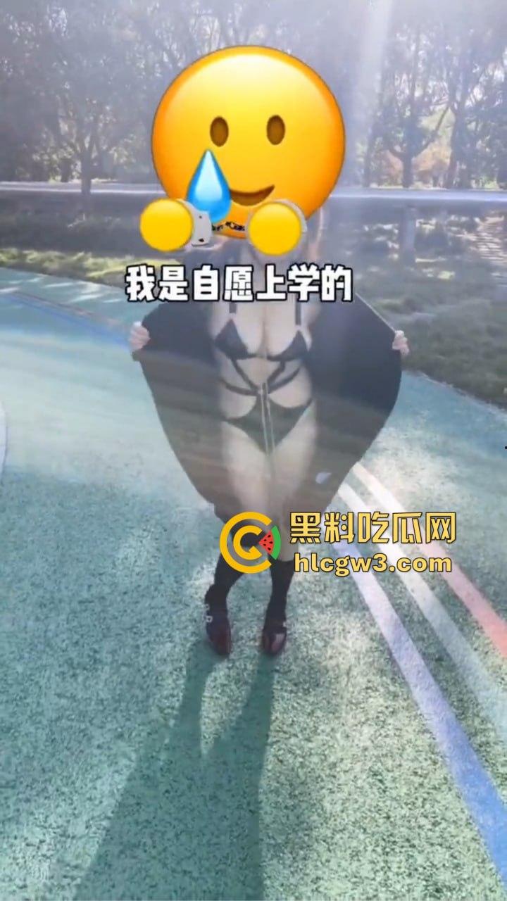 大奶淫妻『又又』不愧是石家庄第一骚 大白天公园拍视频 漏奶吓得大爷连人带收音机跑路，大爷脑袋直接宕机！-14