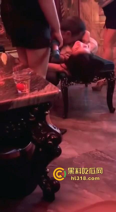 玩归玩闹归闹,KTV里别拍照！KTV那些淫乱骚逼时刻，只要钱到位，什么都能玩！-7