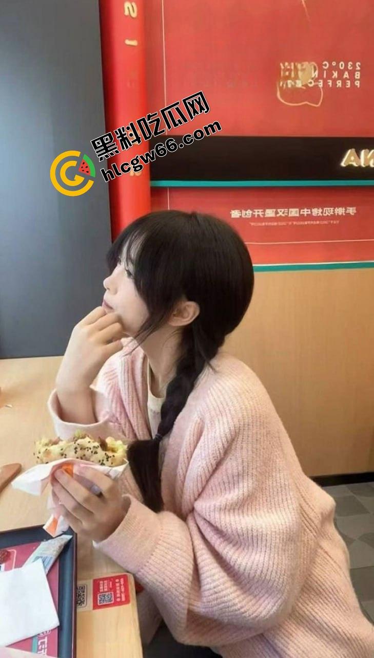 温医大骚货【潘晓蕾】私拍流出,洗澡露奶掰逼诱惑,被猛男后入干到哆嗦,床都干塌了!-3