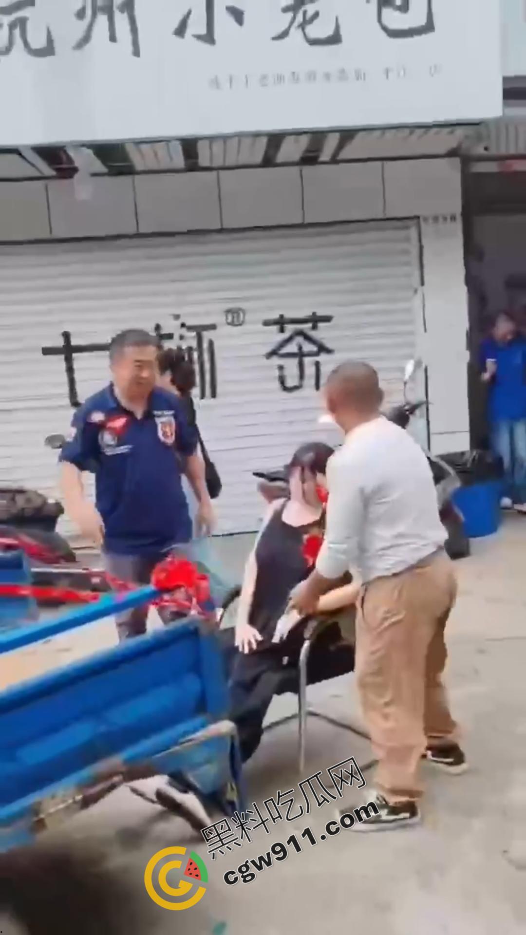 疯狂新潮！男人与充气娃娃狂热交欢，大操大办婚宴，现场嘉宾欢呼不断，意乱情迷的狂欢场面曝光！-3