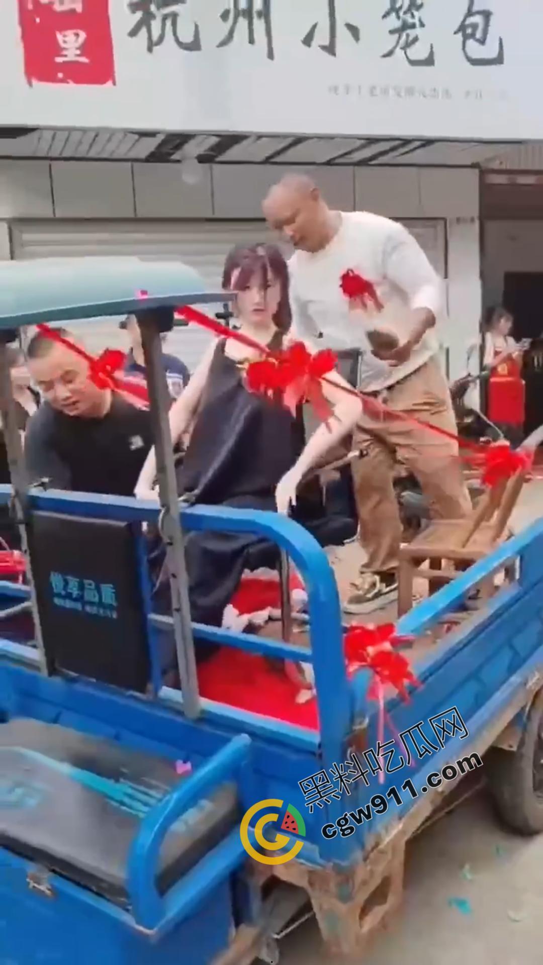 疯狂新潮！男人与充气娃娃狂热交欢，大操大办婚宴，现场嘉宾欢呼不断，意乱情迷的狂欢场面曝光！-5