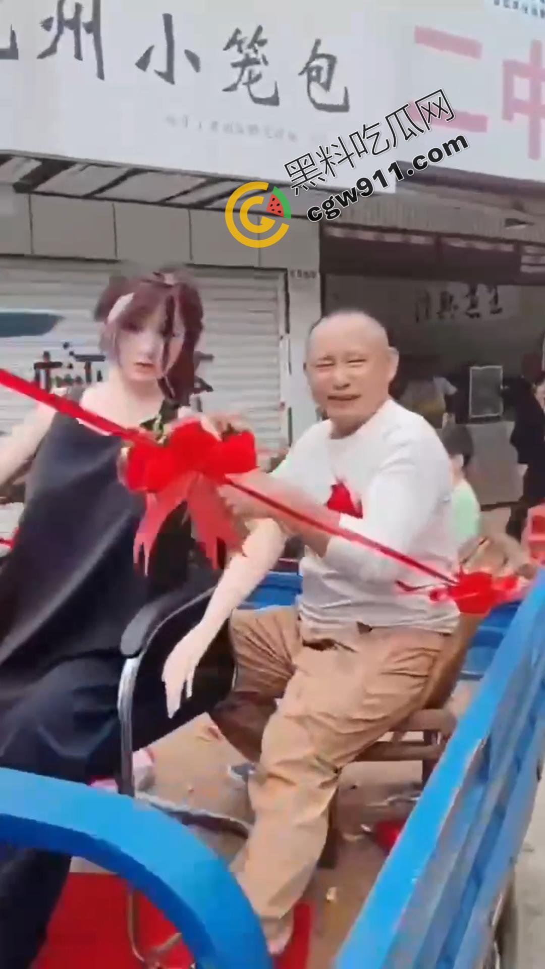 疯狂新潮！男人与充气娃娃狂热交欢，大操大办婚宴，现场嘉宾欢呼不断，意乱情迷的狂欢场面曝光！-7