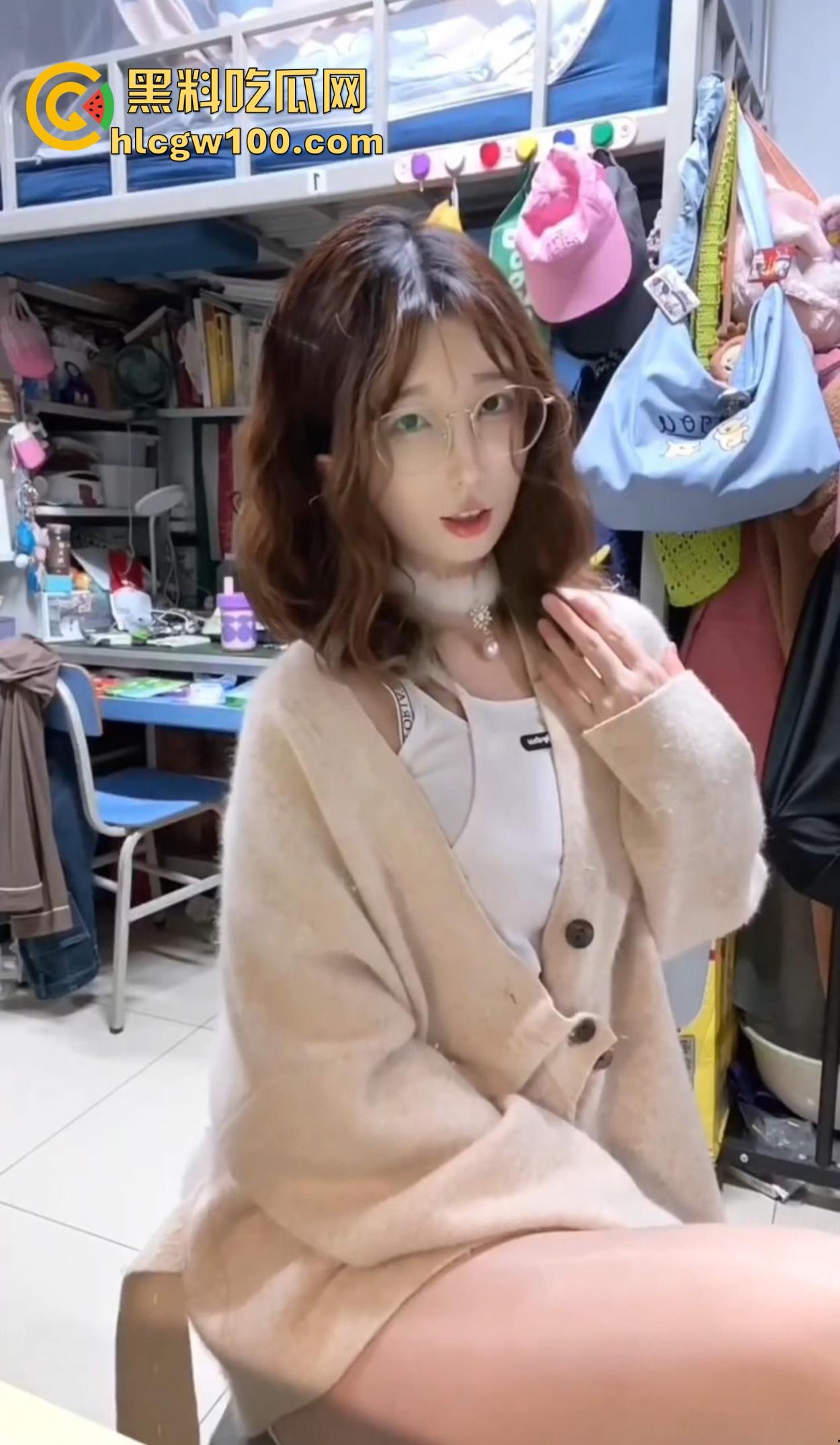 福建大学骚逼【黄美琳】宿舍玩盯射,好好的书不读天天卖榨精素材,有人说她能盯到爽,我是真不懂这爽点在哪?-3