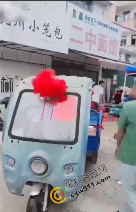 疯狂新潮！男人与充气娃娃狂热交欢，大操大办婚宴，现场嘉宾欢呼不断，意乱情迷的狂欢场面曝光！-9