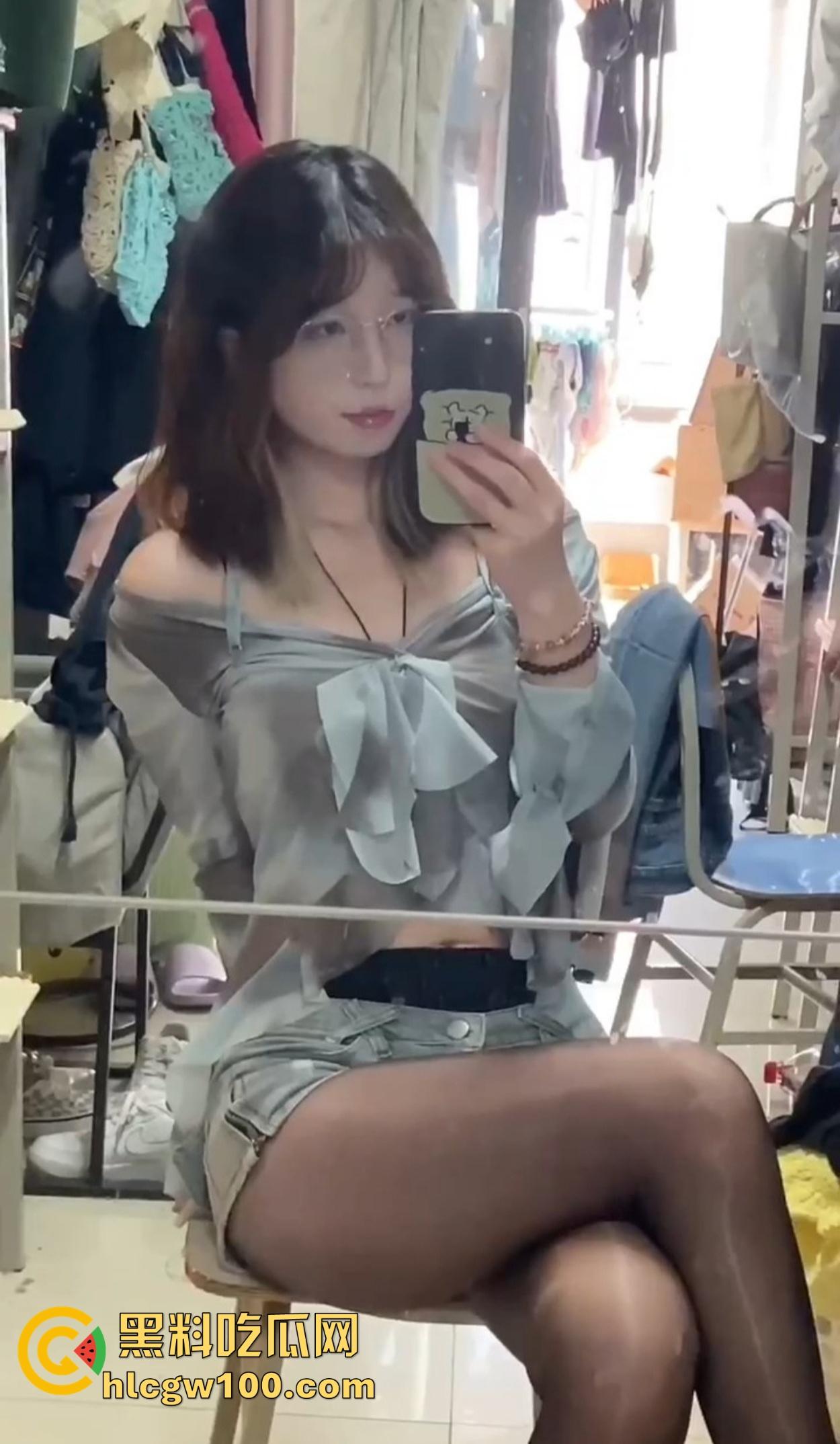 福建大学骚逼【黄美琳】宿舍玩盯射,好好的书不读天天卖榨精素材,有人说她能盯到爽,我是真不懂这爽点在哪?-6