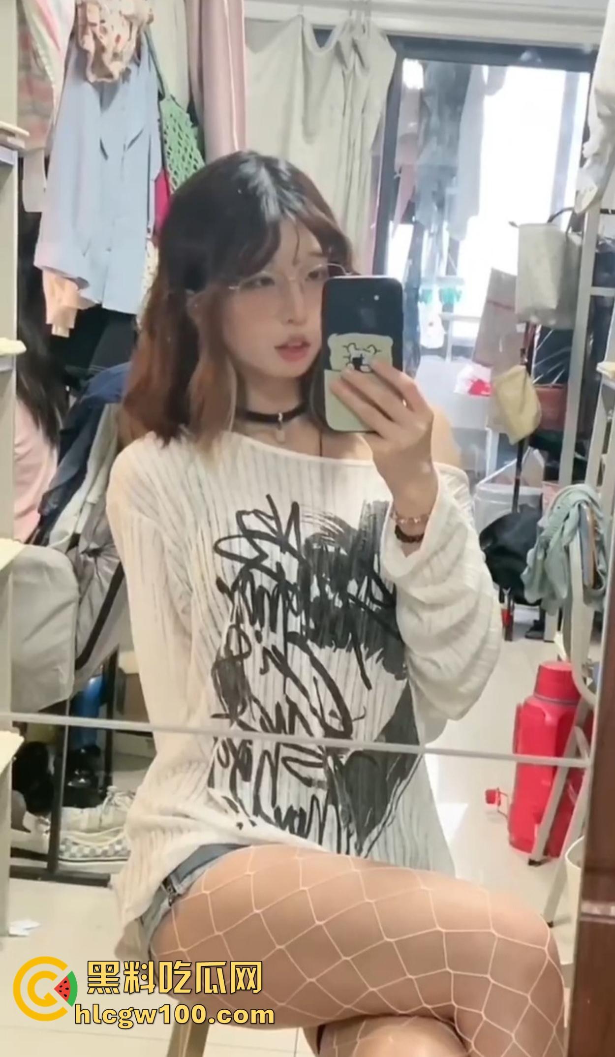 福建大学骚逼【黄美琳】宿舍玩盯射,好好的书不读天天卖榨精素材,有人说她能盯到爽,我是真不懂这爽点在哪?-7