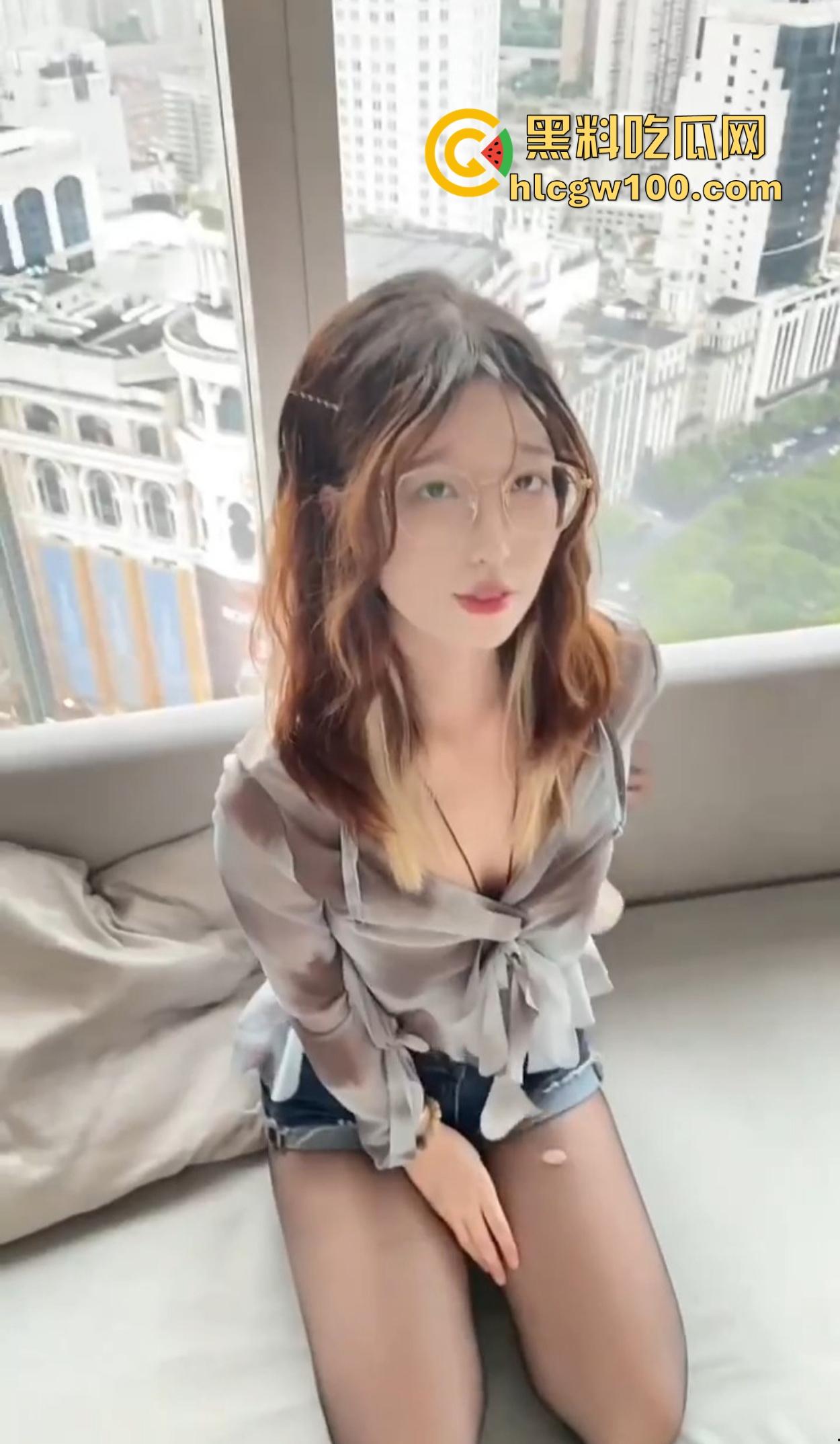 福建大学骚逼【黄美琳】宿舍玩盯射,好好的书不读天天卖榨精素材,有人说她能盯到爽,我是真不懂这爽点在哪?-9