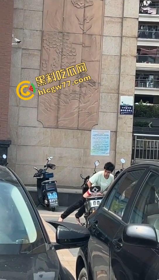 山东奇葩小伙现场癫疯 女车主前脚刚走 他直接脱裤骑日电动车 压抑太久把出轨幻想发泄在雅迪身上！-5