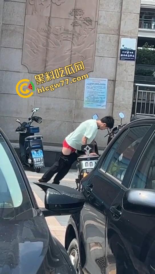 山东奇葩小伙现场癫疯 女车主前脚刚走 他直接脱裤骑日电动车 压抑太久把出轨幻想发泄在雅迪身上！-6