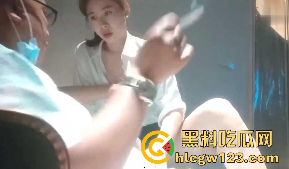 撩妹大神按摩店勾搭巨乳熟女技师 抱着大肥臀进入包房后就是一顿插 这老哥是真没吃饱！-5