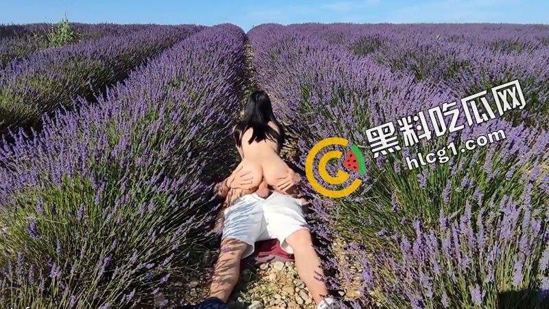 英国留学生肥臀反差女 为追求刺激与大鸡巴洋男友在薰衣草庄园 露出打野战-3